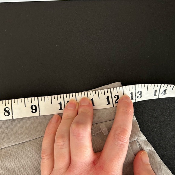 Aritzia Wilfred Arbre Shorts High rise waist scalloped hem Crepe Gray Size 2 - Picture 13 of 14